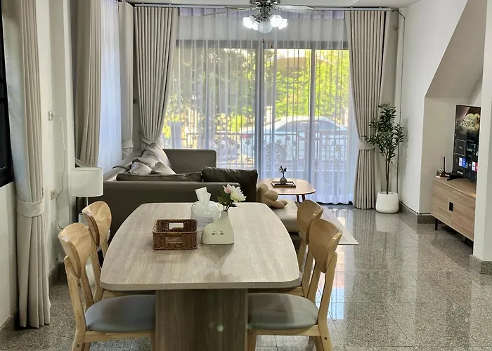 Spacious And Peaceful 3 Bedrooms Detached House Inside