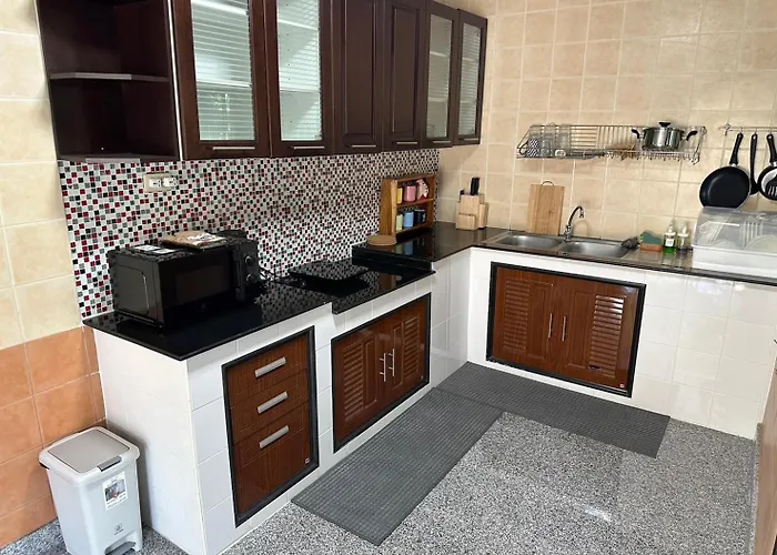 Spacious And Peaceful 3 Bedrooms Detached House Inside